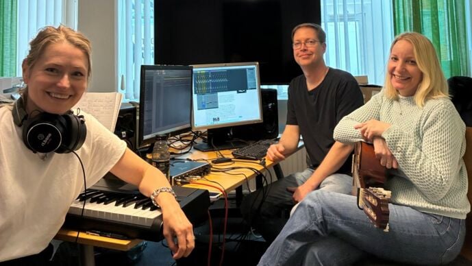 Deltagare Music Camp våren 2026.jpg Tre ungdomar i en musikstudio.